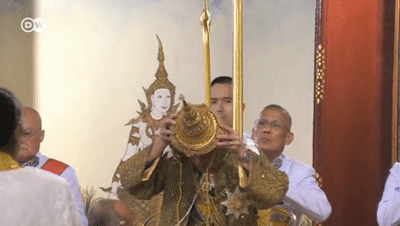 67歲泰國國王想送王后寶石皇冠，無奈母親一個都不給