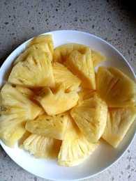 菠蘿煮熟了吃，不僅口感更好而且還不會發生過敏的現象