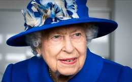 95歲英女王藍色大衣新造型好養眼！70歲長公主陪同亮相，輸給老媽