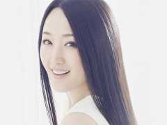 “玉女掌門”楊鈺瑩又美了，白色西裝搭波點襯衫超減齡哪像48歲