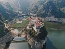貴州也有天鵝堡，隱藏湖心的城堡，不說還以為到了歐洲