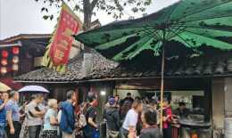 四川古鎮上的蒼蠅館子，靠一道重口味菜火了70年，客人排滿半條街