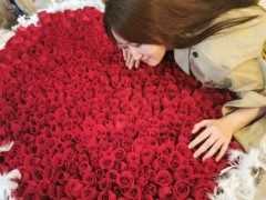楊鈺瑩生日收到九百九十九朵玫瑰，網友們紛紛獻上祝福，或許好事將近？