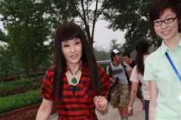 剪齊劉海髮型的劉曉慶減齡20歲！穿紅黑條紋裙街拍，敢和00後比美