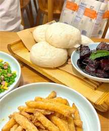 杭州這家開了17年的私房菜館，中老年人居多，脆皮大腸是一絕