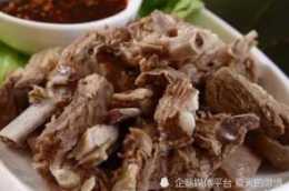 菏澤大哥賣特色美食，3只羊壓成一坨肉，吃的時候切得比紙還薄