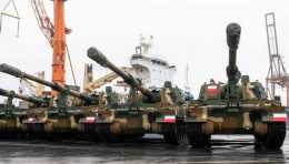 到貨了，數十輛坦克和火炮運送至海軍基地，波蘭政府終於放心了
