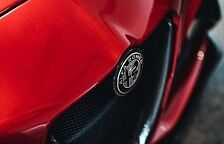 新年一定紅系列，限量500臺買車送頭盔的阿爾法羅密歐最強輕量車Giulia GTAm
