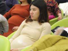 女人懷有身孕後，寶媽儘量避開這3種“睡姿”，雖舒服但不利於胎寶發育！