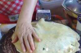 山東大姨在福州攤改良煎餅，10塊錢一個比臉大，客人排隊買