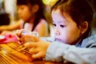 要想避免孩子沉迷手機，那孩子沉迷手機時，父母不僅不能批評指責，甚至提醒都不應該