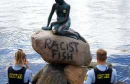 丹麥的小美人魚雕像遭到“種族主義魚”塗鴉的破壞