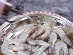 椒鹽蝦：吃慣了油燜大蝦，來試試噴香好吃的零食椒鹽蝦吧~