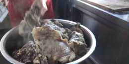 山東一家人氣羊湯館，一米深大鍋燉6只羊，不到飯點人滿為患！
