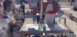 北京農村露天大集上的小髒攤，20元的滷煮吃不夠，五花肉大腸裝滿