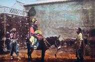 清末上色老照片：滿族格格騎著小毛驢上街，肥頭大耳的大清官員