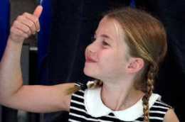 英王室受歡迎小公主！7歲夏洛特出席活動好驚豔，身價遠超哥哥喬治