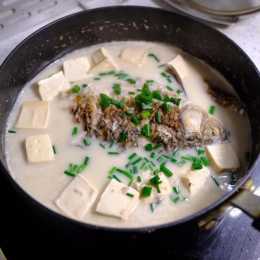 燉鯽魚豆腐湯時，加冷水還是加熱水？許多人搞錯，難怪湯汁不白