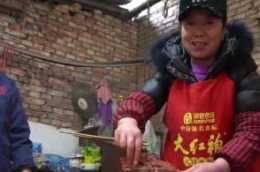 美女在陝西賣牛肉30年，牛肉煮得比粉條還爛，一天進賬2萬多