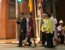 泰國王攜王后亮相曼谷唐人街，王后身穿中式旗袍