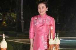 華裔王后蘇提達，虎年新春穿粉旗袍祭祖，用中文稱讚玉蘭花刺繡