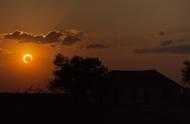 日出時的太陽喇叭：我們的6月10日環形日食指南