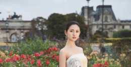 陳鈺琪真時尚，在白色抹胸長裙上印美女影象，意外仙氣