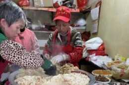 桂林老奶奶賣了26年的糯米飯，一天3大鍋不夠賣，天天有人排隊