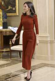 西班牙王后不愧是“帶貨女王”！紅色上衣配闊腿褲，十足高階範兒