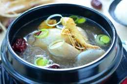 韓國人不怕冷的秘密可能是這一碗雞湯，湯鮮肉嫩，肚子裡全好東西