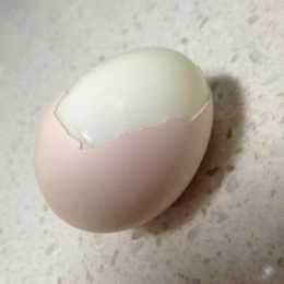 為什麼我們煮雞蛋的時候殼會破呢？