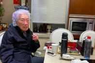 她是香港百億女富婆，丈夫去世後繼承200億，如今97歲還到處旅遊