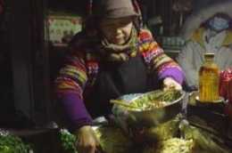 徐州老奶奶路邊擺攤19年，只賣一種小吃，晚上10點才能吃到