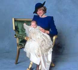 1984年，戴安娜生下了哈里王子，那一頭紅髮刺痛了查爾斯的眼睛