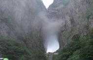 天門山有一處神秘洞穴，傳說有巨蟒守護神仙，這是怎麼回事呢？