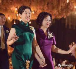 “媽媽”旗袍怎麼選？40歲的女人有韻味，中式旗袍這樣穿才洋氣