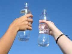 混得“最慘”的瓶裝水，花60億打廣告，虧了40億，失敗離場？