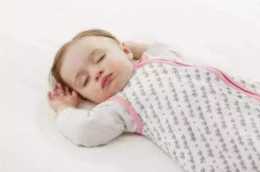 寶寶睡覺為啥都愛做“投降式”？家長要知道原因，別再傻傻不懂