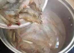 做水煮蝦時，很多人做得不對，怪不得蝦肉又老又腥！