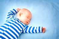 寶寶睡覺搖頭是什麼原因？寶寶睡覺搖頭睡不踏實怎麼辦？答案在這裡！