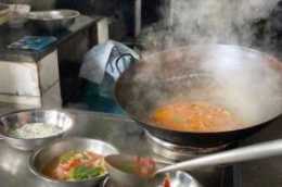 桂林最牛的一家煮粉店，一次煮一大鍋夠20人吃，一天能賣上千碗